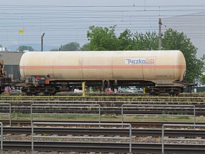 Archivo:2018-05-04 (303) Tank wagon 33 80 7920 362-0 with hydrocarbon gas at Bahnhof Enns