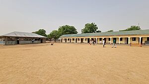 Archivo:A secondary school in Bor- Vine secondary school