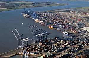 Archivo:Aerial view of the Port of Felixstowe
