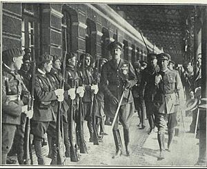 Archivo:Alfonso XIII revisando tropas en la inauguración de la Estación de Canfranc, 18 de julio de 1928