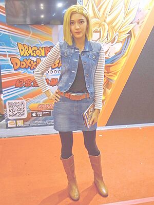 Archivo:Android 18 cosplayer and Dokkan Battle poster at BNET booth 20170813