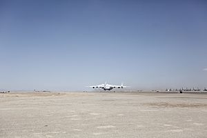 Archivo:Antonov An-225 touching down at Camp Bastion in 2011