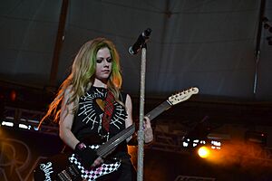 Archivo:Avril Lavigne playing guitar, St. Petersburg