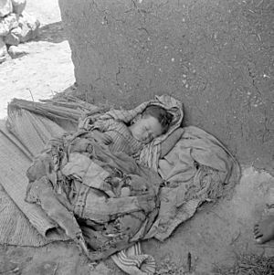 Archivo:Baby in vluchtelingenkamp - Sleeping child in refugee camp (5370426971)
