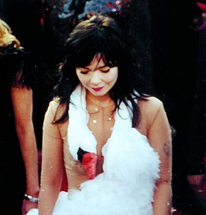 Archivo:Björk and the Swan Dress