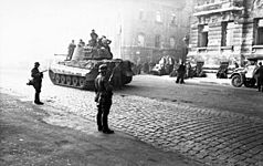 Archivo:Bundesarchiv Bild 101I-680-8282A-20A, Ungarn, Budapest, Panzer VI "Königstiger"