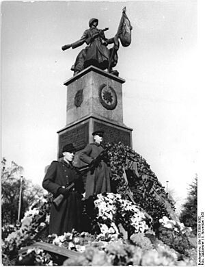 Archivo:Bundesarchiv Bild 183-33888-0002, Dresden, Sowjetisches Ehrenmal