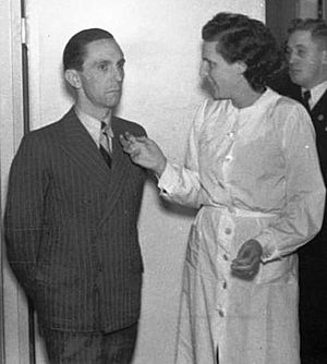 Archivo:Bundesarchiv Bild 183-S34639, Joseph Goebbels und Leni Riefenstahl crop