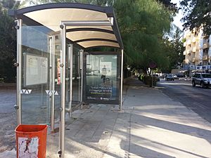 Archivo:Bus stop in Bedrettin Demirel Avenue North Nicosia