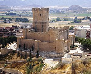 Archivo:Castillo Atalaya, desde inicio sendero a salvatierra y mina de los colores2