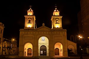 Archivo:Catedral de Santa Fe de noche