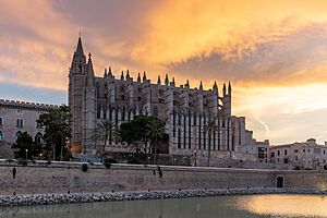 Archivo:Catedral de Santa María, Palma de Mallorca, España, 2022-10-06, DD 16-18 HDR