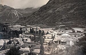 Archivo:Cofiñal desde cementerioAños 70 SXX