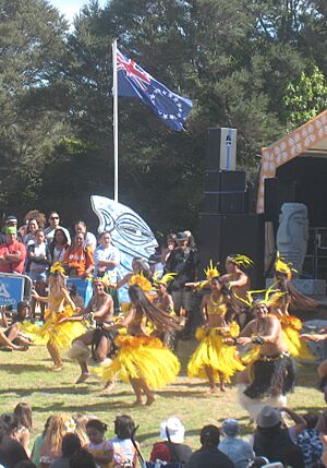 Archivo:Cook Islands dancers at Auckland's Pacifica festival 3