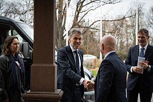 Archivo:DHS Secretary Alejandro Mayorkas Meets with Dutch Minister of Justice and Security - 52532793898
