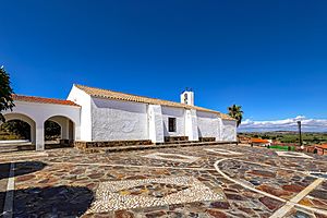 Archivo:Ermita de San Blas y plaza en Casillas de Coria