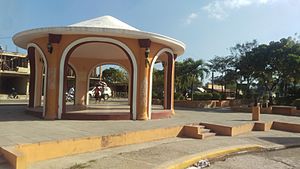 Archivo:Glorieta Parque Central Municipio Quisqueya