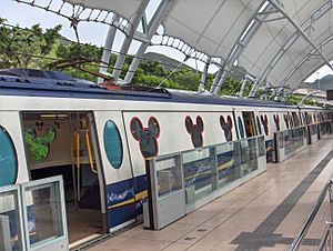Archivo:HK MTR DisneyResortLine Sunny Bay platform trains