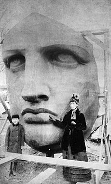 Archivo:Head of the Statue of Liberty 1885