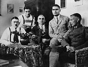 Archivo:Hitler, Maurice, Kriebel, Hess, Weber, prison de Landsberg en 1924