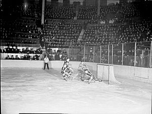 Archivo:Hockey. Chicago & Canadiens BAnQ P48S1P02510