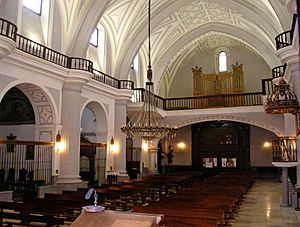 Archivo:Iglesia de El Salvador, Valladolid, España. Interior hacia los pies