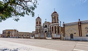 Archivo:Iglesia de Santa Lucía - panorámica de fachada