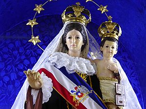 Archivo:Imagen religiosa de la Virgen del Carmen en el Santuario de La Tirana, Región de Tarapacá, Chile