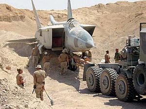 Archivo:Iraqi-MiG-25-in sand