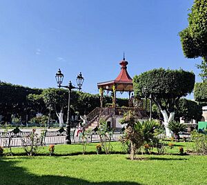 Archivo:Jardín principal de la ciudad de Uriangato