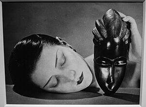 Kiki Noire et Blanche - Man Ray (25781166518).jpg