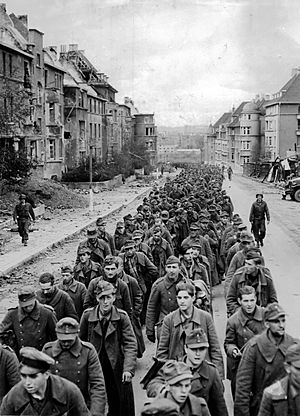 Archivo:Kriegsgefangene in Aachen (1944)