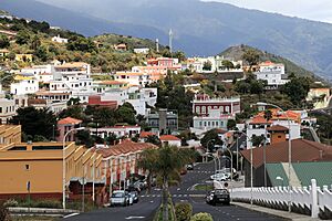Archivo:La Palma - Villa de Mazo - Calle María del Carmen Martínez Jerez + Calle Maximiliano Pérez Díaz + Museo Casa Roja 01 ies