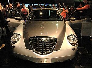 Archivo:Lancia Thesis Centenario bicolore