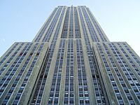 Archivo:Looking Up at Empire State Building