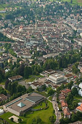 Luftaufnahmen Juli 2011 HSG-Campus von Norden, oben die St.Galler Altstadt HSGH 022-002393-10.jpg