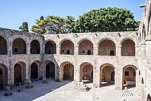 Archivo:Main courtyard, Archaelogical Museum-7