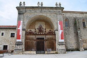 Archivo:Monasterio de San Juan de Ortega (Burgos) Portada de la capilla de San Nicolás