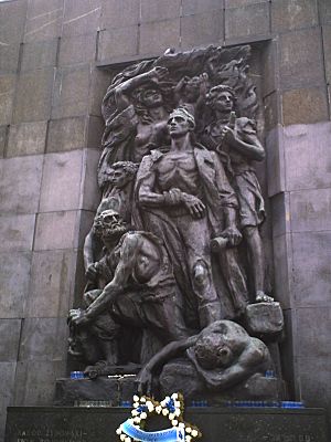 Archivo:Monument of ghetto uprising