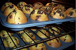 Archivo:Muffins in oven