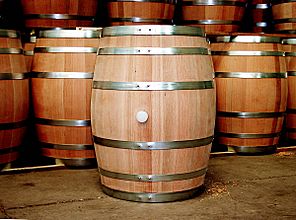 Archivo:Oak-wine-barrel-at-toneleria-nacional-chile