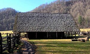 Archivo:Oconaluftee-enloe-barn