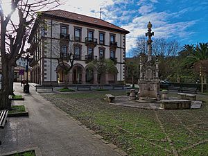 Archivo:Plaza Joaquín del Piélago (Comillas)