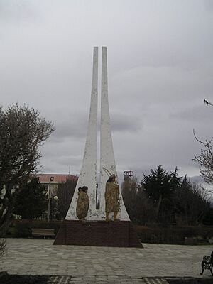 Archivo:PorvenirMonumentPlazaArmas