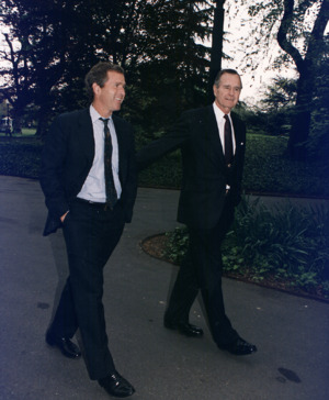 Archivo:President Bush walks up the South Lawn towards the Oval Office with his son, George W. Bush - NARA - 186449