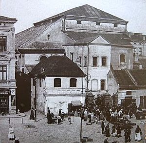 Archivo:Przemyśl old synagogue crowd
