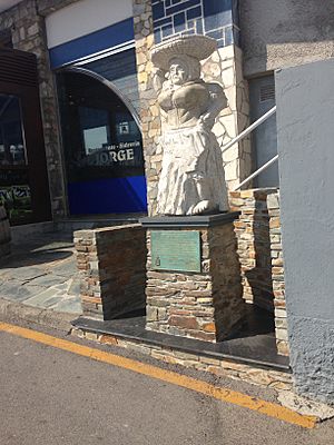 Archivo:Pueblo Ejemplar-Puerto de Vega-Estatua Mujeres de los Pescadores