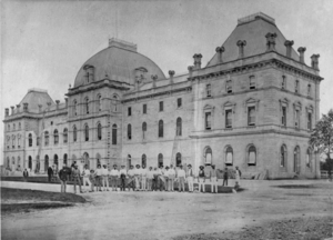 Archivo:Queensland State Archives 3376 Parliament House erection of balconies on George Street frontage c 1878