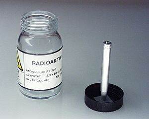 Archivo:Radium 226 radiation source 1