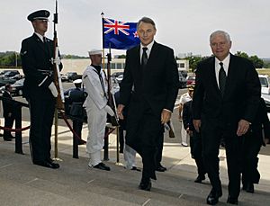 Archivo:Robert M. Gates and Phil Goff walk into the Pentagon